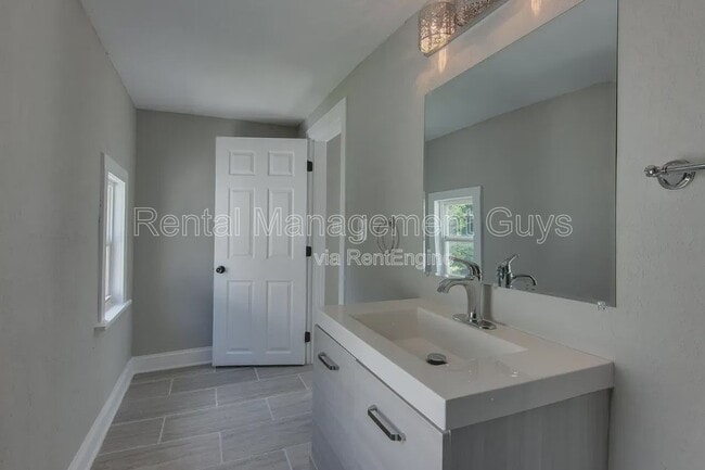 Building Photo - 1500 N Irving Ave