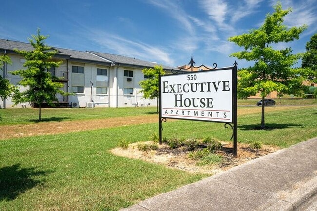 Building Photo - 2 Bedroom Unit was recently renovated. Live walking distance from the downtown square or steps fr...