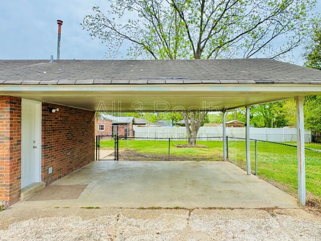 Building Photo - 502 Adler Dr