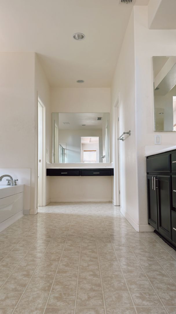 Building Photo - MOVE IN SPECIAL!!!! Month of November free