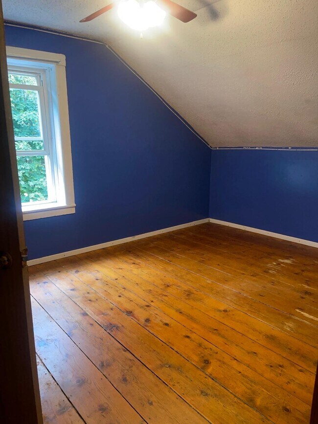 Building Photo - 977 Riverside Dr