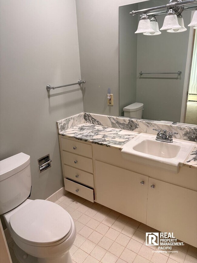 Building Photo - Sunny 2 bedroom in Mark Twain Building