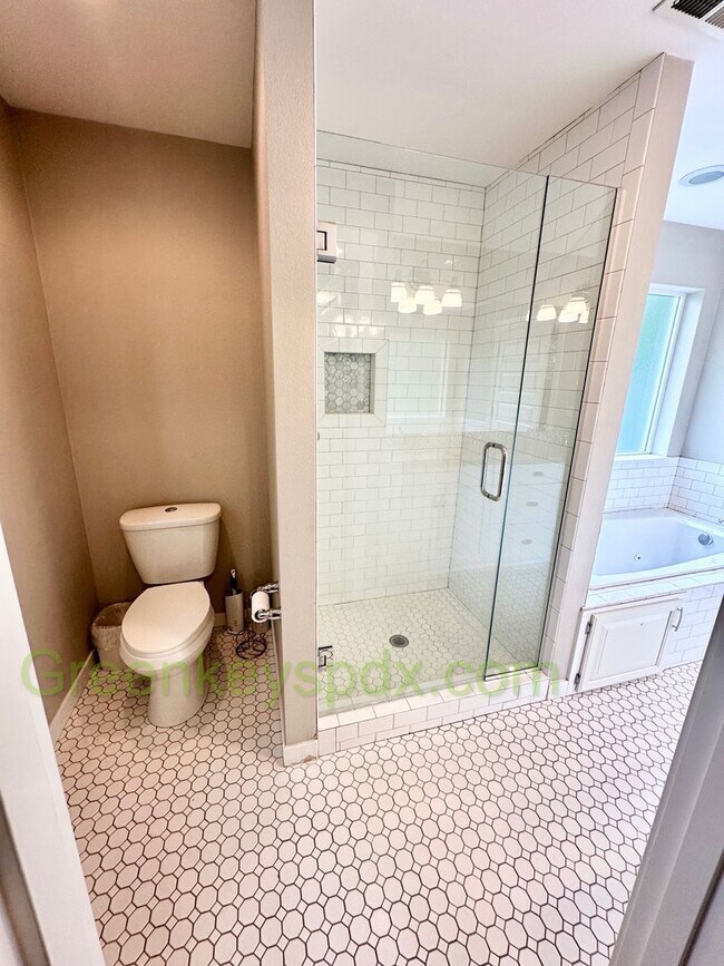 Building Photo - Beautiful Newer Built House in NE Portland