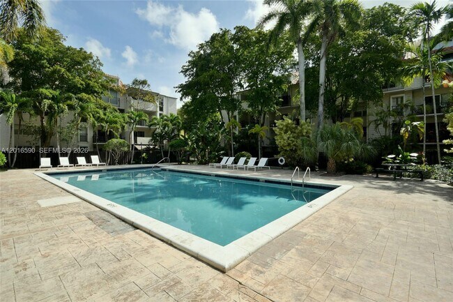 Building Photo - 6884 N Kendall Dr
