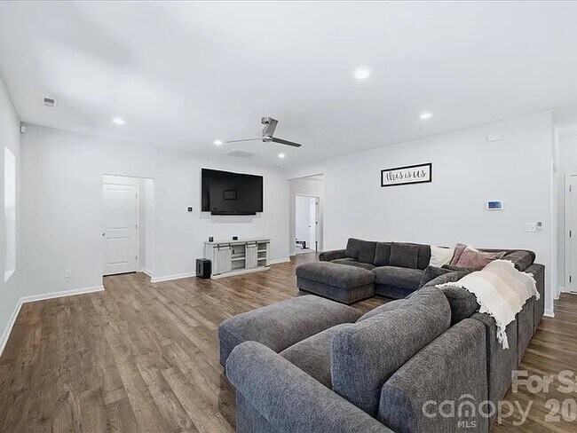 Building Photo - Single Family Home