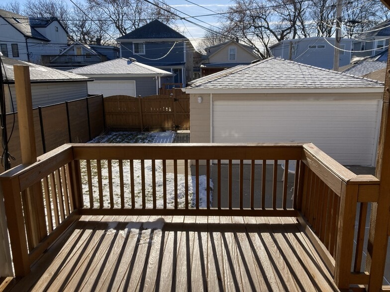 Building Photo - 2433 W Dakin St