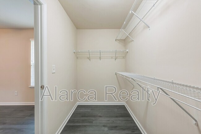 Building Photo - 2455 Silverthorn Dr