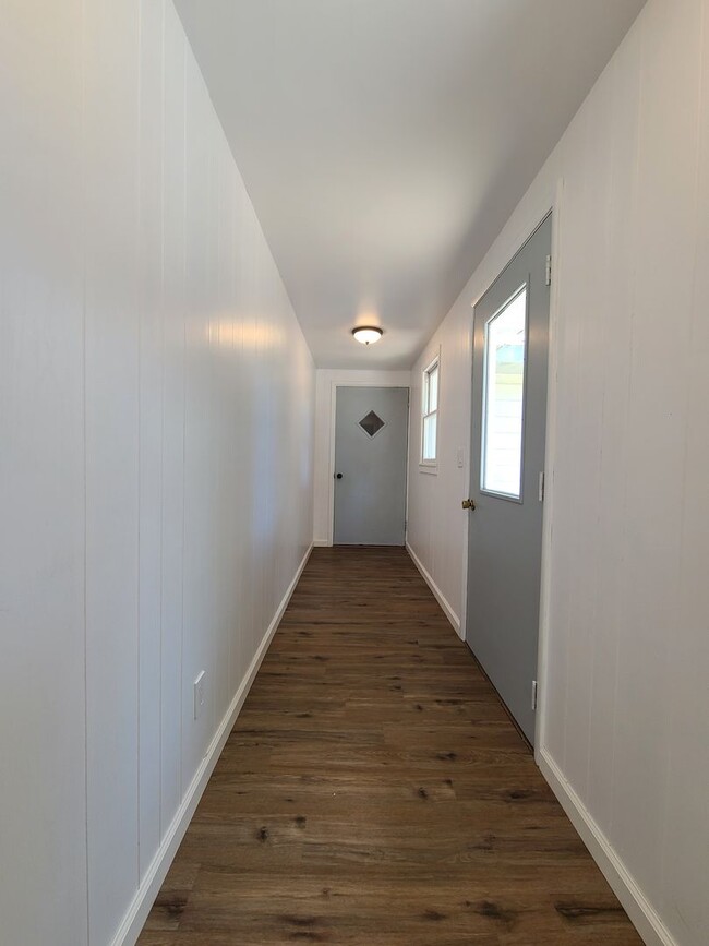 Building Photo - 3-bedroom, 2-bathroom home located in beau...