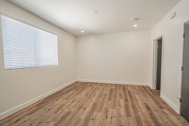 Building Photo - Beautiful 1-Bedroom Condo with an Office Space in Sherman Oaks!