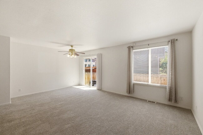 Building Photo - Very Nice 2 Bedroom, 2 1/2 Bath Townhome in Quail Run! Community Pool & Tennis Courts! Minutes To...