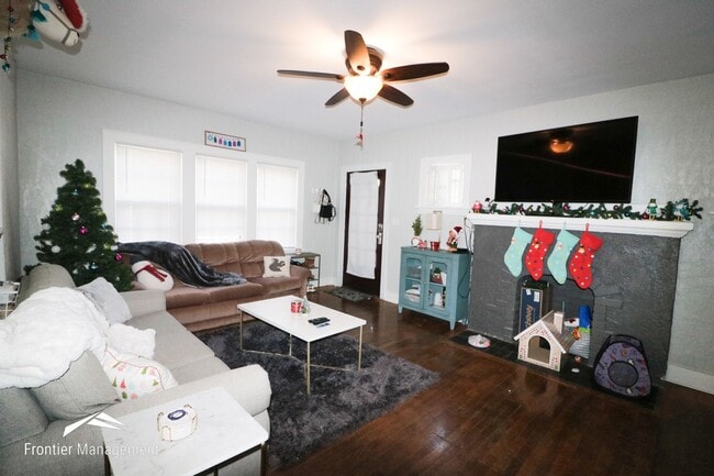 Building Photo - Awesome 4 bedroom 2 bathroom home located ...