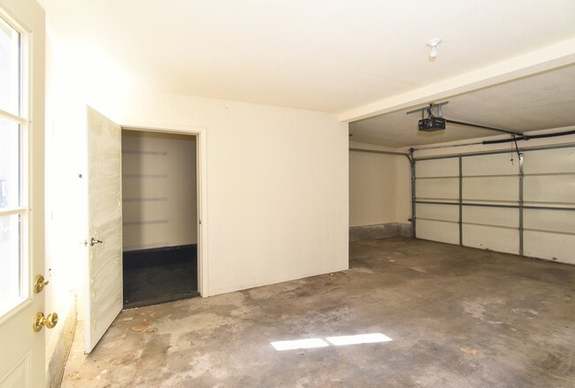 Building Photo - 1023 E Thompson Ave