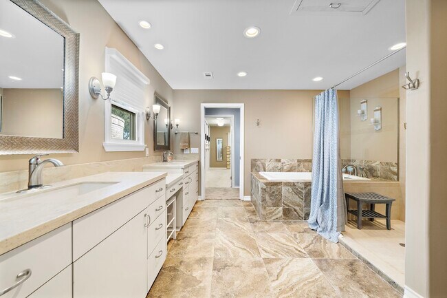 Building Photo - 2913 Beluche Dr