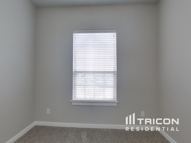 Building Photo - 1620 Village Creek Dr