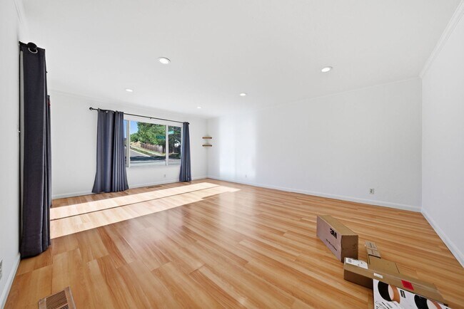 Building Photo - Large Oakland Hills Home With Large Garage/Yard +Laundry Hook-Ups!