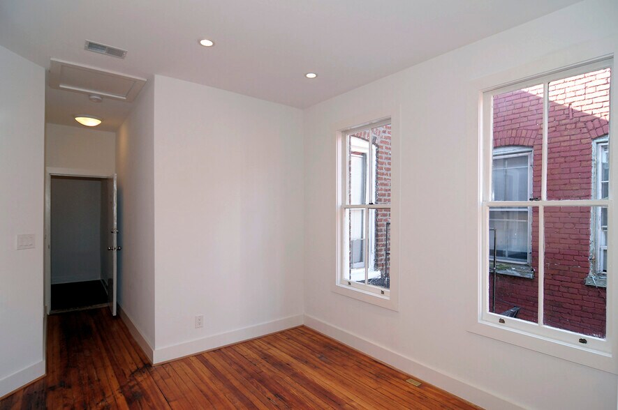 Living - 749 Park Rd NW