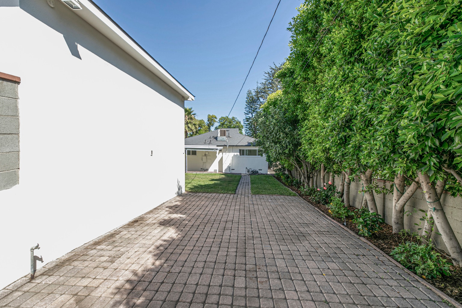 Building Photo - 1061 E Santa Anita Ave