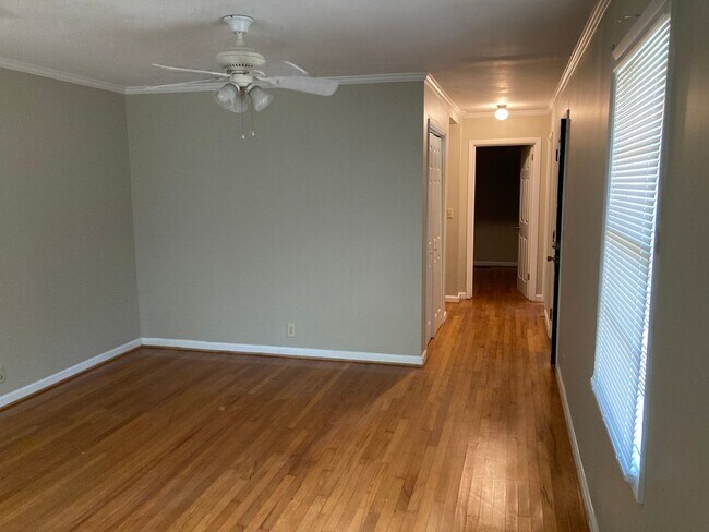 Building Photo - 403 E Samford Ave