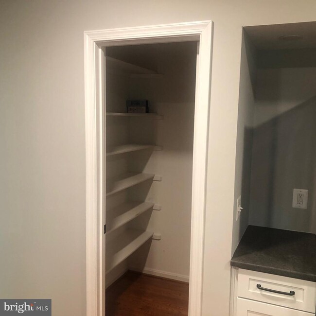 Building Photo - 8104 Overlake Ct