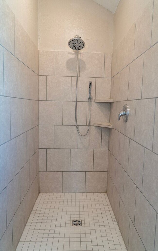 Building Photo - Spacious 3/2 Dream in Converse TX