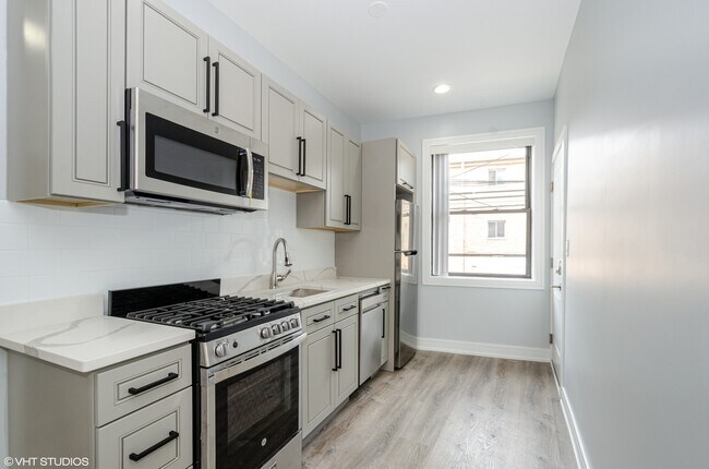 Building Photo - 7622 N Eastlake Ter