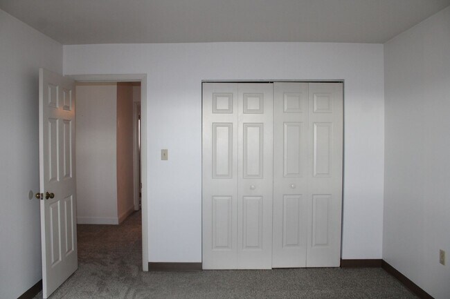 Building Photo - 2 Bedroom Townhome with Attached Garage