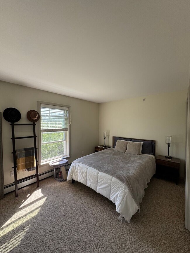 Building Photo - $2,650 2BD/1.5BA South Portland Near I-295
