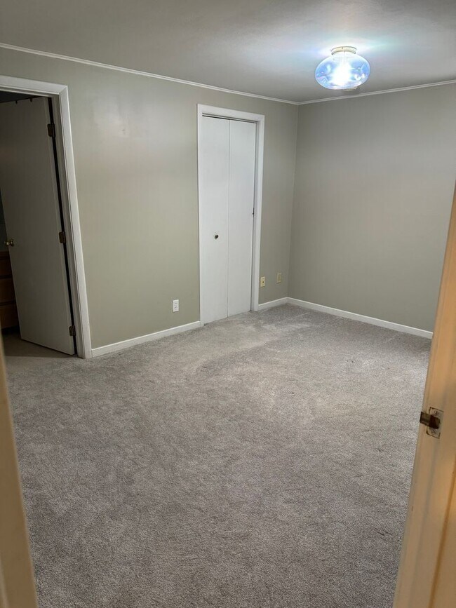 Building Photo - Charming 3-Bedroom Home