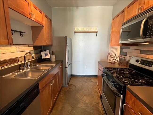 Building Photo - 2401 E 6th St