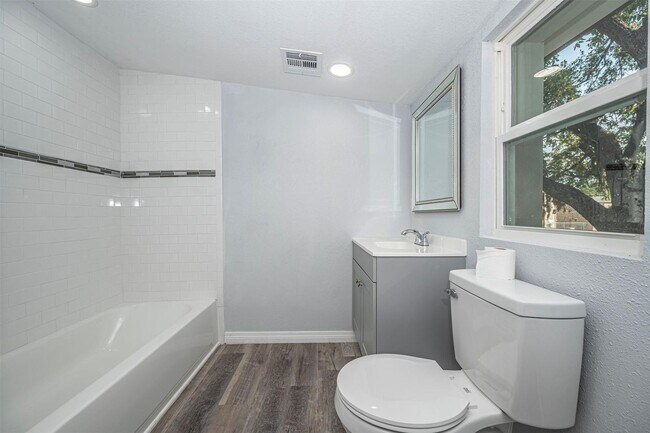 Building Photo - Beautifully updated 4 bed / 2 bath home