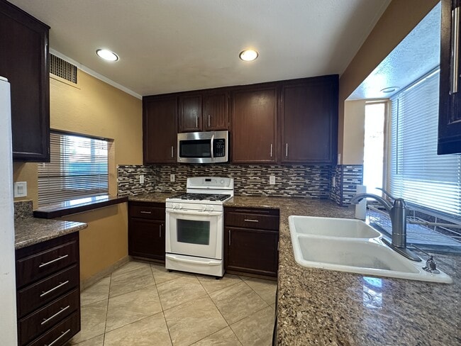 Building Photo - 4296 Sandcastle Dr