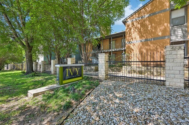 Building Photo - 3204 Menchaca Rd