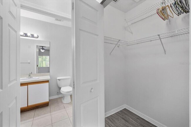 Building Photo - 9621 Lakedale Way