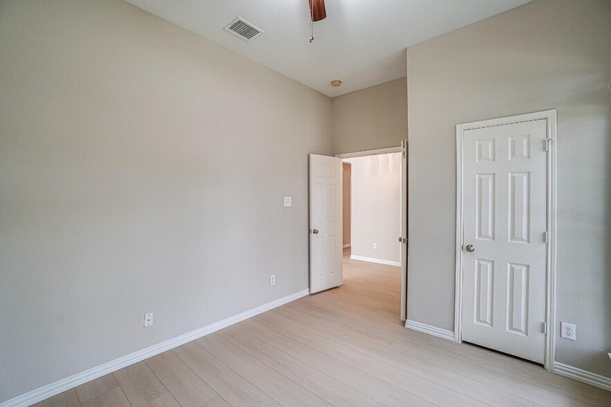 Building Photo - 9142 Crenshaw Ln