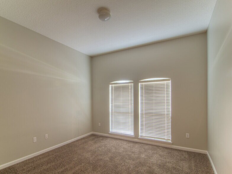 Building Photo - 2533 Sunny Creek Dr