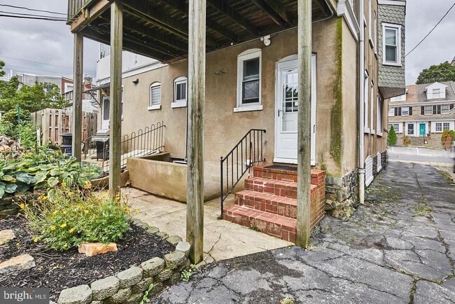 Building Photo - 1607 W 9th St