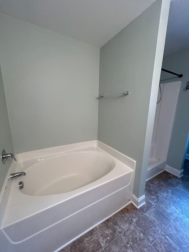 Building Photo - 3 Bedroom 2 Bath