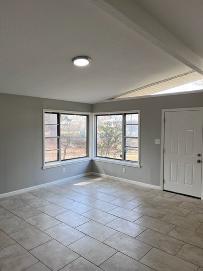 Building Photo - Renovated 4 Bedroom 2 Bath Home for Rent!!
