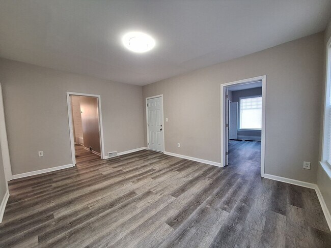Building Photo - Spacious lower level 2 bedroom