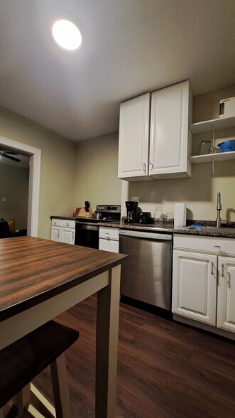 Building Photo - 2020 Highland Ave