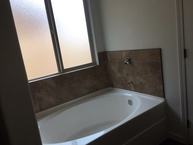 Building Photo - 3 bed 2 bath home