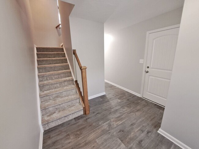 Building Photo - 3 Bed / 2-1/2 Bath  Single Family Town Home w/Attached1 Car Garage
