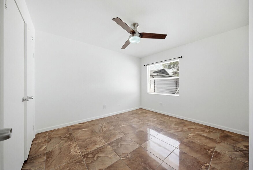 Building Photo - 5606 S Manhattan Ave