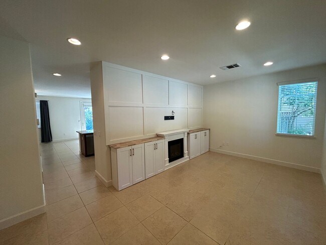 Building Photo - Ideal 4 bedroom home, walking distance to downtown and everything that Morgan Hill has to offer!