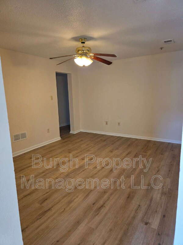 Building Photo - 116 W 8th Ave