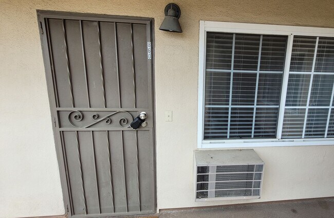 Building Photo - Upstairs Vacancy in West La Habra!