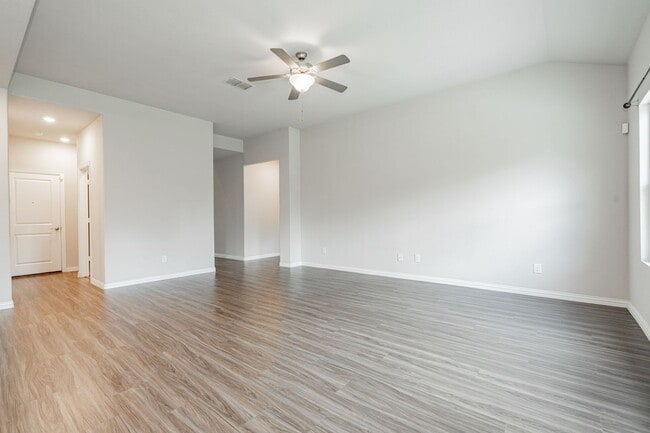 Building Photo - Stunning 3-bedroom, 2.5-bathroom with office.