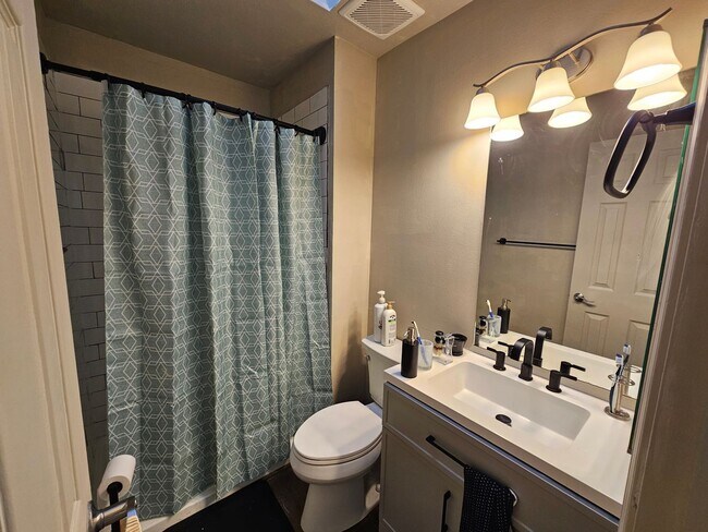 Building Photo - 3 Bed 2 Bath In Fountain Valley Ranch!!
