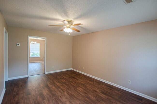 Building Photo - 701 Peachers Dr