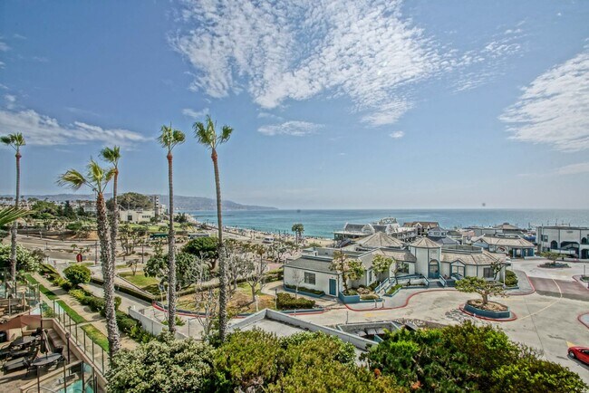 Building Photo - 2BR/2BA Condo with Stunning Ocean Views & ...